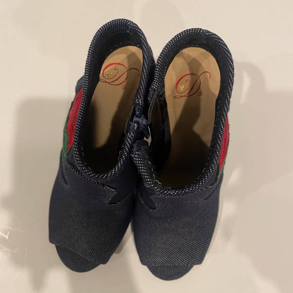 DELICIOUS clear heel denim with rose heels - Picture 7 of 8